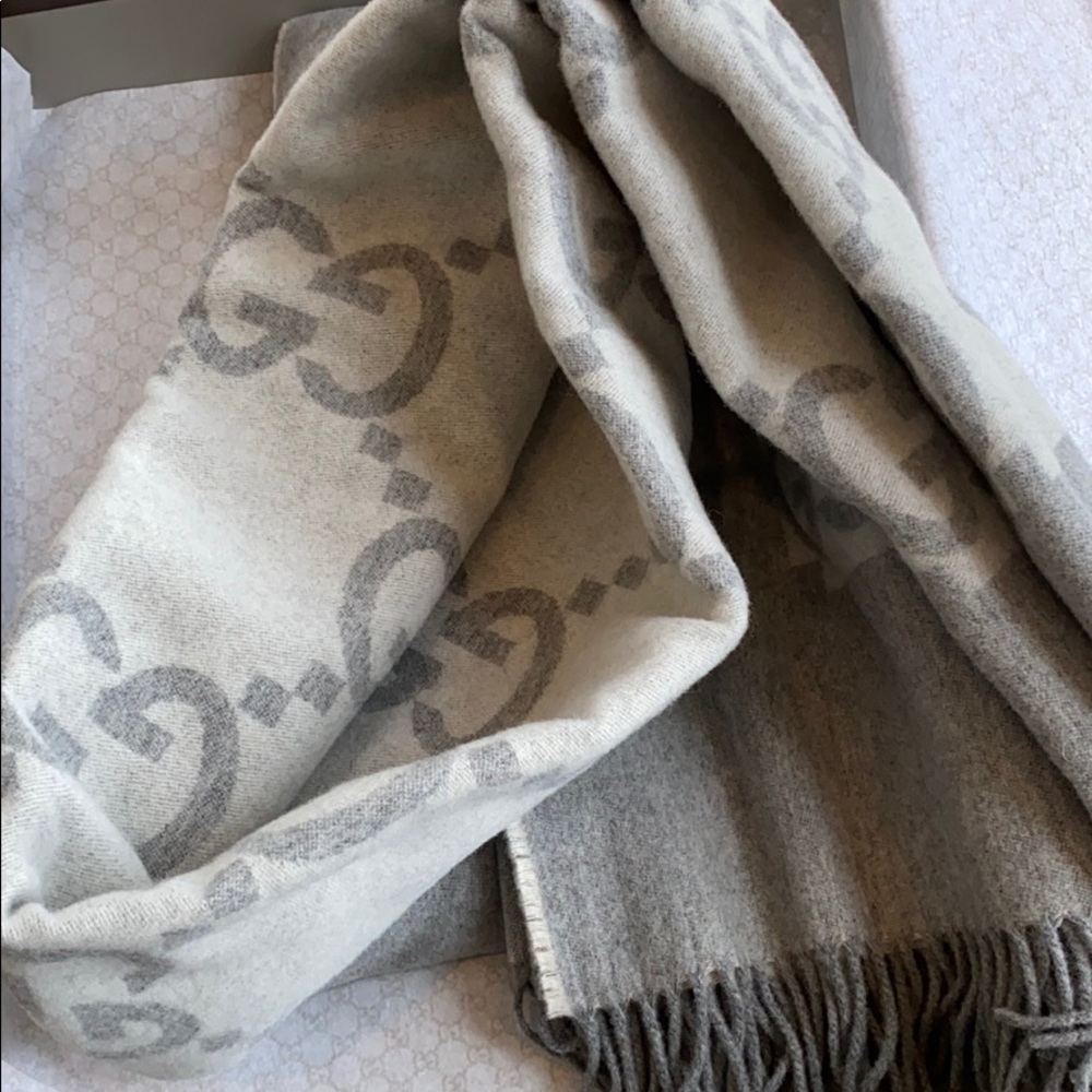 Brand new with original box Authentic GUCCI throw - Picture 7 of 9